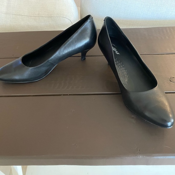 TROTTERS Ladies Kiera black pumps Sz 7M. 1” heels. 100% Leather. - Picture 4 of 8